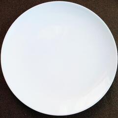 丸い白いプレート皿1つ