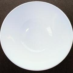 丸い皿1つ 白色