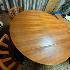 イタリア　カルガリス　伸縮　円卓になります。ダイニングテーブルセット　椅子二脚