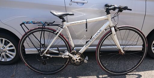 ロードバイク、16段ギヤ、フラットハンドル。車重11kg元の持ち主が防犯登録解除 ギヤチェンジはスムーズ、故障無し。