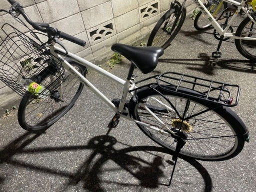 大きなバスケット付きの6速大人用自転車。