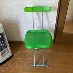 折り畳みのグリーンの椅子　チェアー　少しの壊れあり
