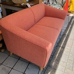 オレンジ色が素敵なソファ