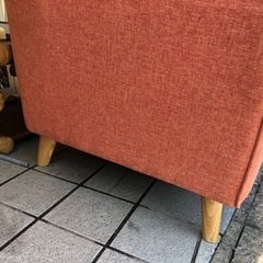 オレンジ色が素敵なソファ