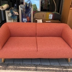 オレンジ色が素敵なソファ
