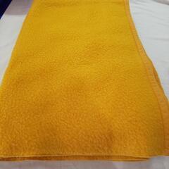 辛子色の アクリル100%の シングルサイズの毛布