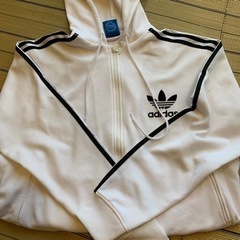 adidas 白パーカー　チャック付いてます（取り引き中）