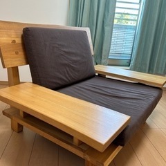 ハンドメイドのタモ材無垢ソファになります。