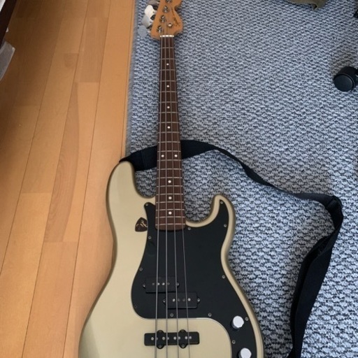 ベース　Squier by Fender Precision ギグバッグ付き