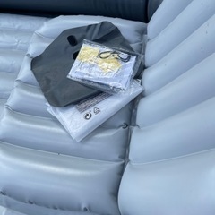 ゴムボート売ります※エンジン難あり　ゴムボート２回は使いました。エンジン付きですがスタターの紐所に割れあり　スタターの紐を引っ張っても回らない硬直してます。