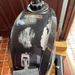 ゴムボート売ります※エンジン難あり　ゴムボート２回は使いました。エンジン付きですがスタターの紐所に割れあり　スタターの紐を引っ張っても回らない硬直してます。