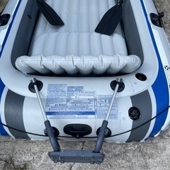 ゴムボート売ります※エンジン難あり　ゴムボート２回は使いました。エンジン付きですがスタターの紐所に割れあり　スタターの紐を引っ張っても回らない硬直してます。