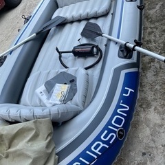 ゴムボート売ります※エンジン難あり　ゴムボート２回は使いました。エンジン付きですがスタターの紐所に割れあり　スタターの紐を引っ張っても回らない硬直してます。