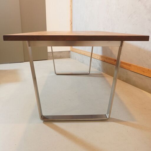 北海道旭川の家具メーカーCONDE HOUSE(カンディハウス)のSLED(スレッド) ソリッド ダイニングテーブル。ウォールナット無垢材×ステンレスの異素材を組み合わせたモダンな表情が魅力的です♪DG241