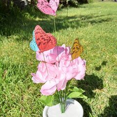 カラーペーパーで作った蝶々です