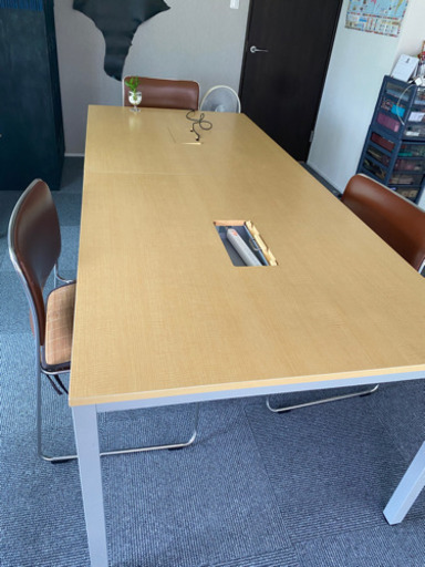大きい会議室テーブル　ミーティングテーブル
