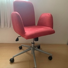 赤い回転椅子