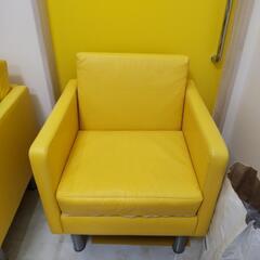 ４個　黄色い椅子