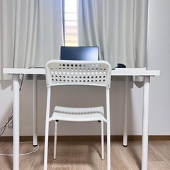 IKEAのデスクと椅子セット