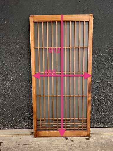 桟の細かい細工があるガラス戸