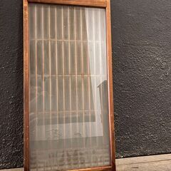 桟の細かい細工があるガラス戸