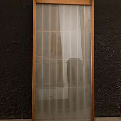 細かいデザインの桟があるガラス戸