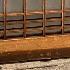 細かいデザインの桟があるガラス戸