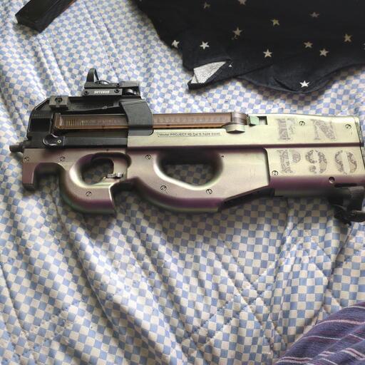 P90です