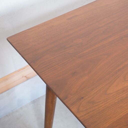 FUJI FURNITURE(冨士ファニチア)のKoti(コティ)ウォールナット材 ダイニングテーブルです。フシの少ない最上グレードの素材を使用。モダンなデザインは北欧テイストなどに♪DG412