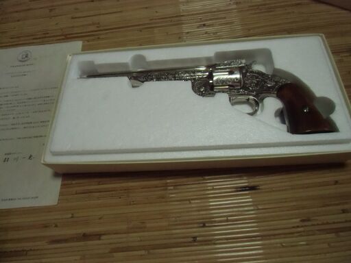 フランクリンミント ワイアット・アープ .44リボルバー 展示用 複製 銃 1984年製（飾り台付） お譲りします。