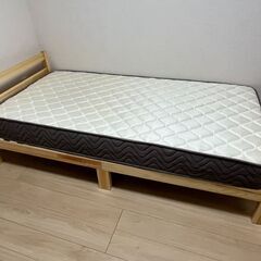 シングルサイズのベッドフレームとマットレスと羽毛布団