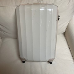スーツケース白色　サイズは赤と同じ