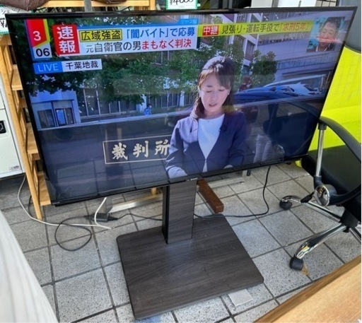 高年式2022年製土台付き4K対応テレビ