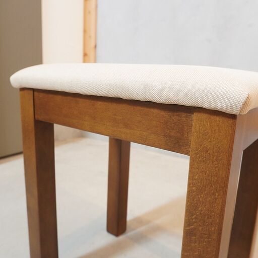 TAKANO MOKKOU(高野木工)のアスター スツールです。コンパクトでレトロな雰囲気は北欧テイストのインテリアのアクセントに。玄関やリビング、寝室などのちょっとした腰掛けに最適の椅子です♪DG419