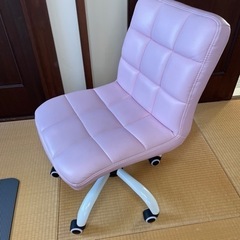 ピンク色の椅子