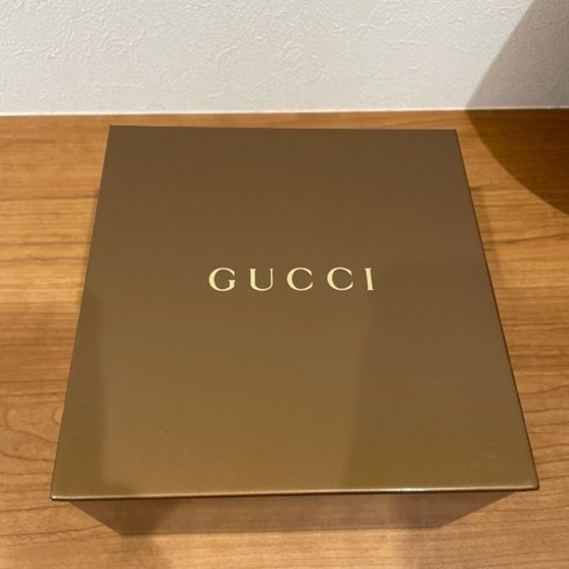 GUCCI 腕時計　箱、説明書付き