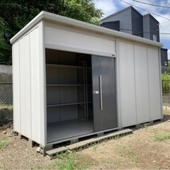 屋外用　大型物置　棚付き