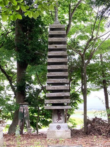 十三重塔・5メートル程ある日本庭園用石塔