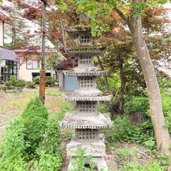 五重の塔・3メートル程ある日本庭園用石塔