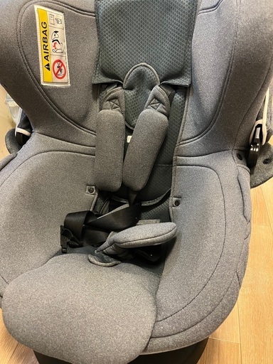 【年内引き取りで、値段交渉承ります。】新生児から使えるチャイルドシートです。