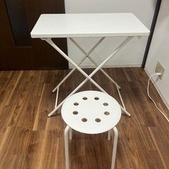 IKEAの机と椅子のセット