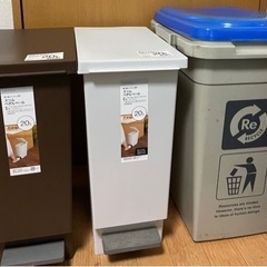 ゴミ箱　白と茶色は足踏み式