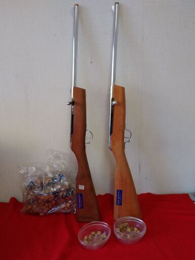 値下げ。格安中古短期使用　催事・イベント　射的銃セット　本格的銃１、コルク玉8０、コルク容器4，のセットです。