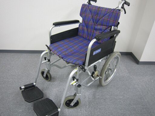 【中古】　車椅子　介助式　カワムラ　肘掛け跳ね上げ、フットレスト取り外し可能。