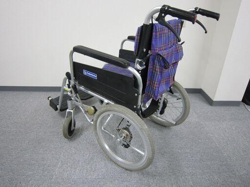 【中古】　車椅子　介助式　カワムラ　肘掛け跳ね上げ、フットレスト取り外し可能。