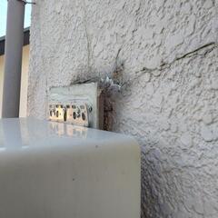 給湯器と外壁の隙間を固定して下さい。