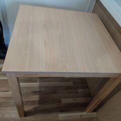 木製の脚長テーブル(無料)
