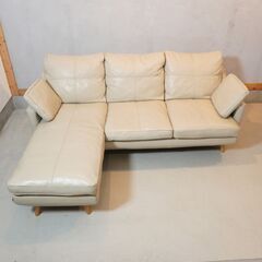 KEYUCA(ケユカ)で取り扱われていたウォージー 本革 組替えカウチソファです。クロスしたステッチがアクセントの贅沢にレザーを使用したスタイリッシュなデザイン。L字型にも組替え可能なトリプルソファ♪DG446