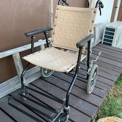 折りたたみの介護用車椅子