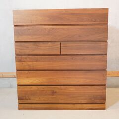 TAKANO MOKKOU(高野木工)のLECCE(レッチェ)ウォールナット材 6段ハイチェスト。シンプルなデザインが素材の魅力を引き立て、ウォールナット材は温もりのある落ち着いた印象を与える洋タンスDG503